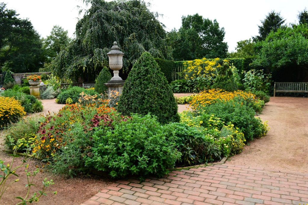 Crafting Captivating Headlines: Your awesome post title goes here Ornamental botanical garden with gorgeous flowerbeds and landscaped hedges